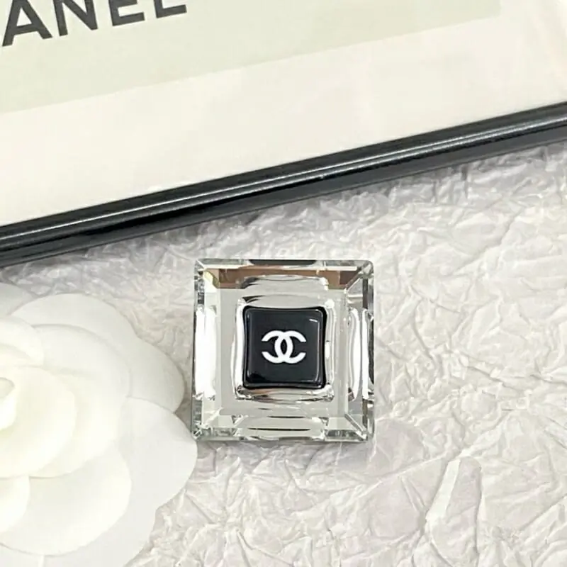 chanel brooches pour femme s_12240372